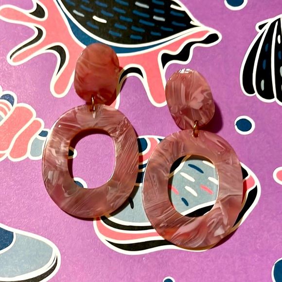 ⚠️ New. Light pink marbled acrylic statement earrings - Picture 2 of 4